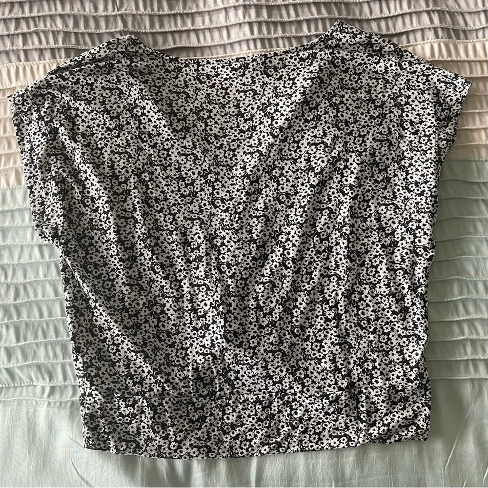 Lucky Brand cap sleeve v-neck, twist knot waist, black and white floral, medium - Picture 3 of 3